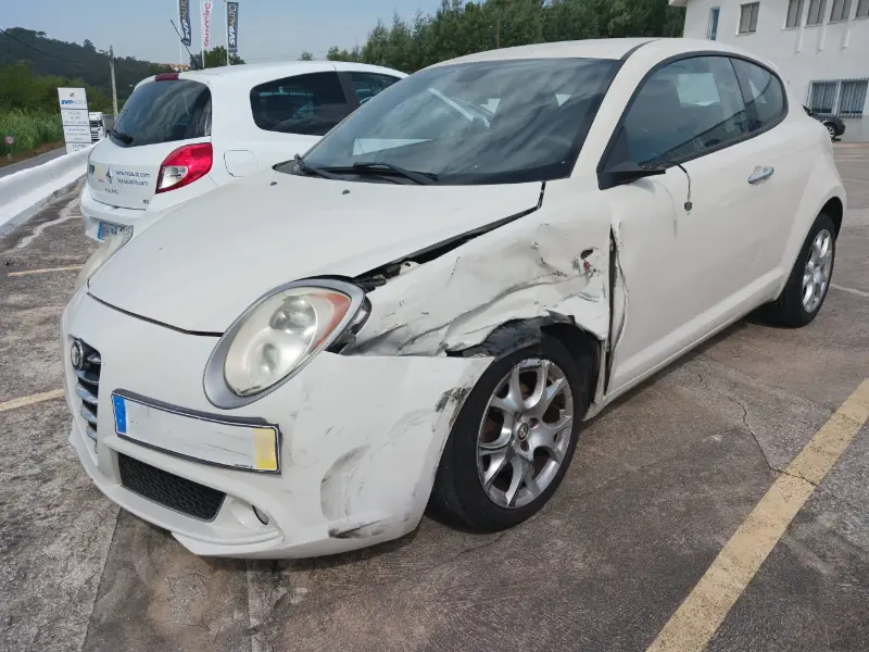 Alfa Romeo Mito 2011 para peças, lateral esquerda frente. SVPAuto