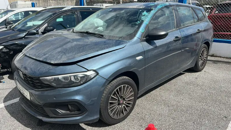 FIAT tipo SW de 2022 para peças, lateral frente esquerda. SVP Auto