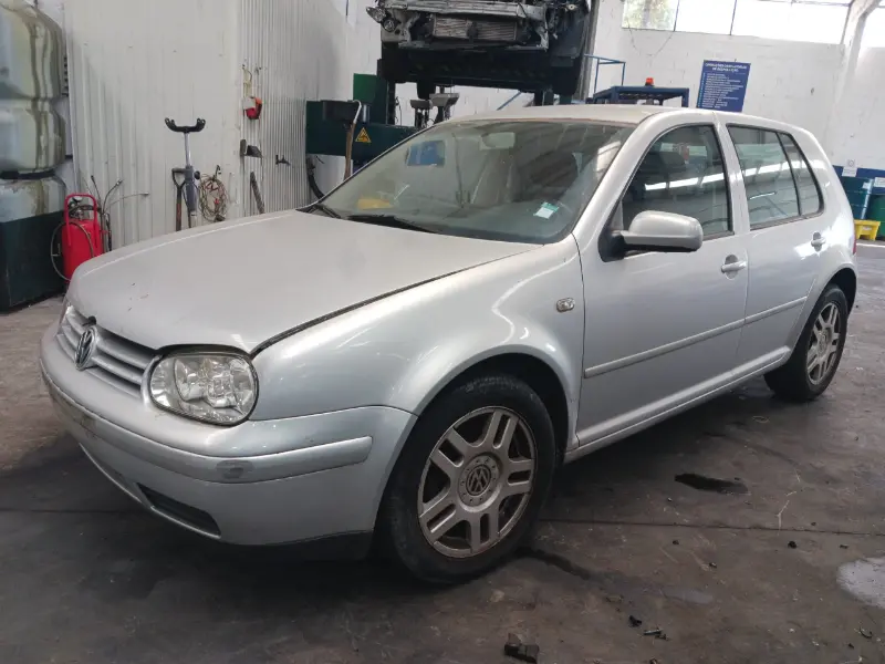Volkswagen Golf IV 2002 para peças, frente. SVPAuto